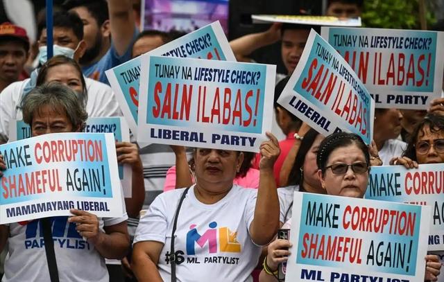 菲律宾彻底炸锅！民众怒吼：马科斯赶紧下台，让位杜特尔特女儿