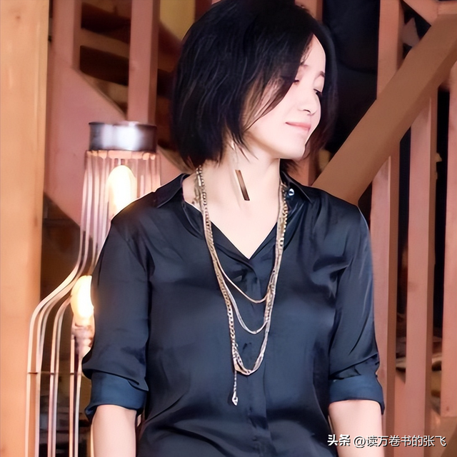 她连上5次春晚，私下却和恩师同居怀孕被骗流产，今57岁依然单身