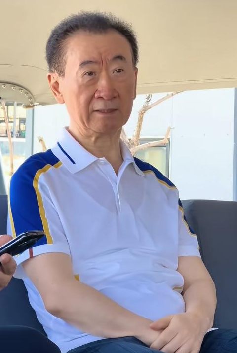 71岁王健林现身新疆，近照骨瘦如柴，王思聪却在国外和女友狂欢
