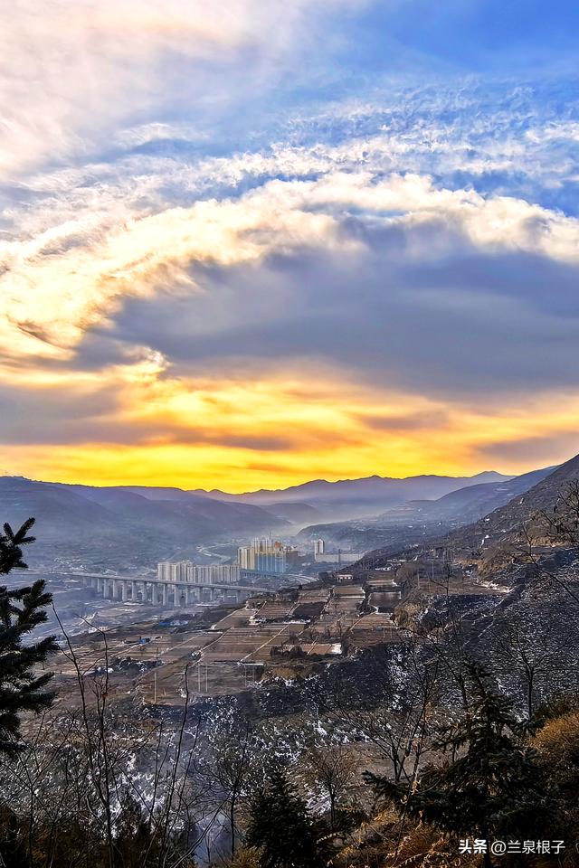 兰州水磨沟河畔——金波映桥雾暖八里冬晨