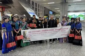 新年首批飞抵张家界境外游客落地 张家界文旅局携老字号中国年味礼盒接机图片