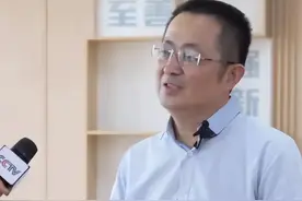 笑死人了！ 姜萍校长无处安放的小手， 笑点爆表！图片