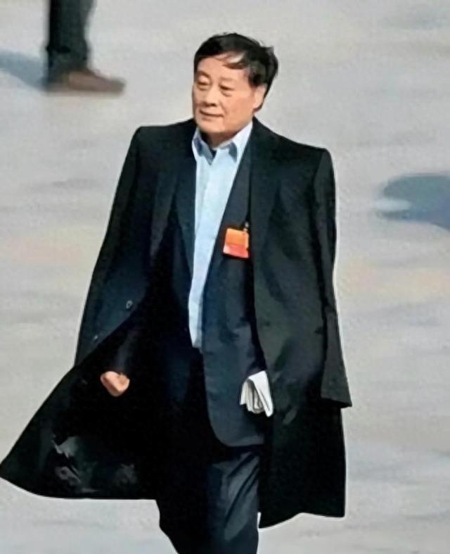 官媒曝宗庆后私生活，72岁色心依旧，网友：被4房姨太太掏空身体