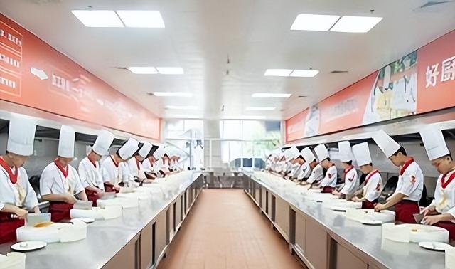 北京下了死命令	，2027年底前，所有中小学必须告别“校外配餐”