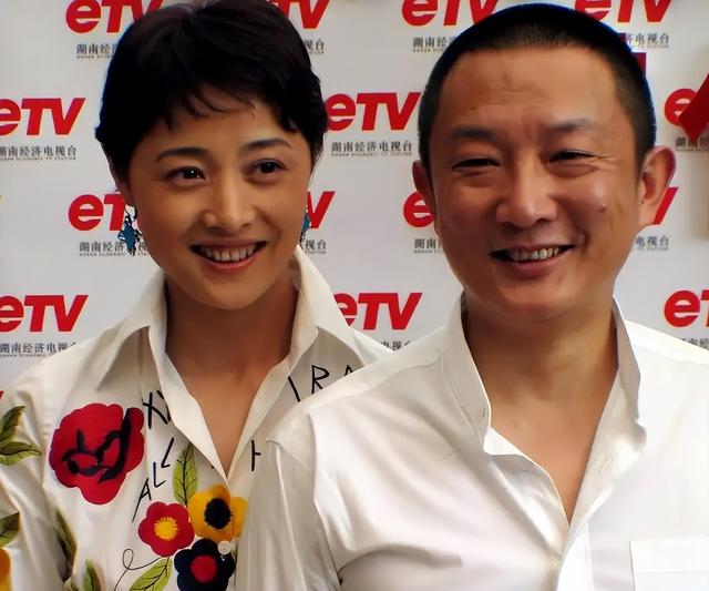 与四婚名导同居三年流产两次不结婚，转身下嫁穷小子，如今咋样？