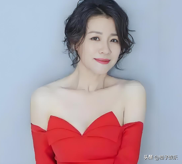 与四婚名导同居三年流产两次不结婚，转身下嫁穷小子，如今咋样？