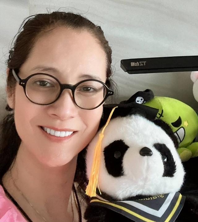 她认干爹，拍风月片，被导演霸王硬上弓，靠山去世后沦为服务员