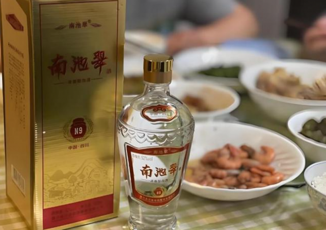 山东5位教师到四川游玩，途经一村子随礼300吃席，酒后竟被人拦住