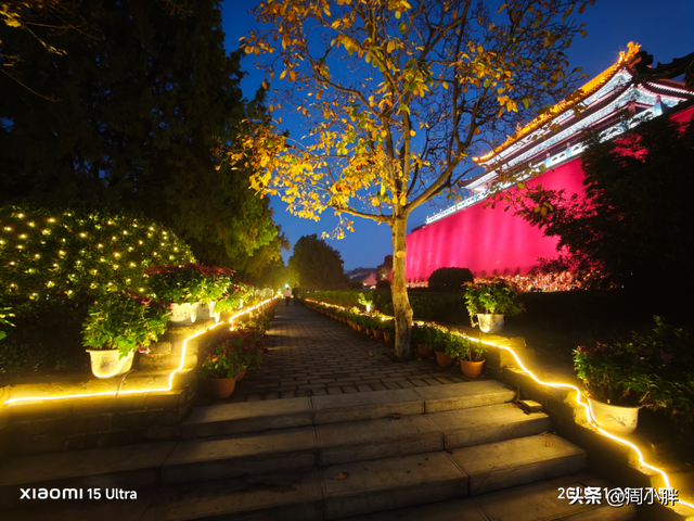 15分钟617人登顶龙亭大殿，传统观光景区迈向沉浸夜游的关键一步