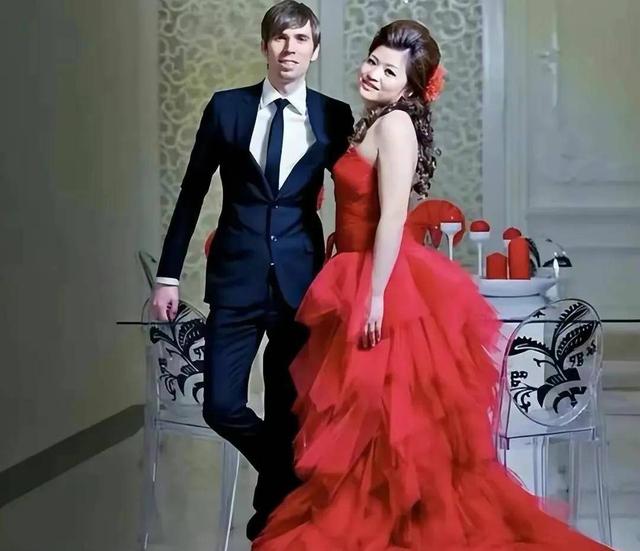 湖北打工妹嫁给英国高管，生下2个混血宝宝，婚后8年持刀捅死丈夫