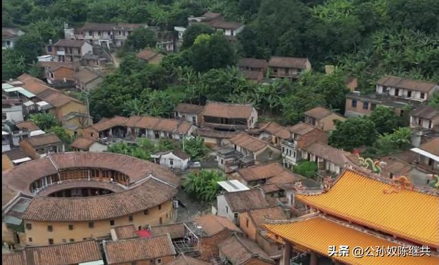 福建土楼此为珍，日昇楼内堪叹神：大埕水波盛，观光免走山路深！