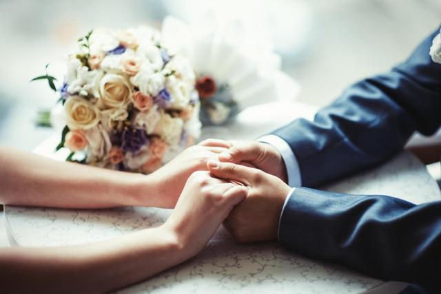 女子索要5万9彩礼被拒后愤怒堕胎，男友姐：孩子打了你不要服侍她