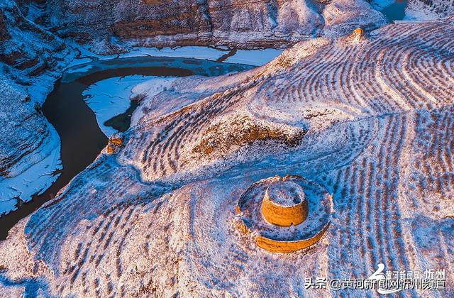 长城“牵手”黄河！偏关老牛湾大雪刷屏