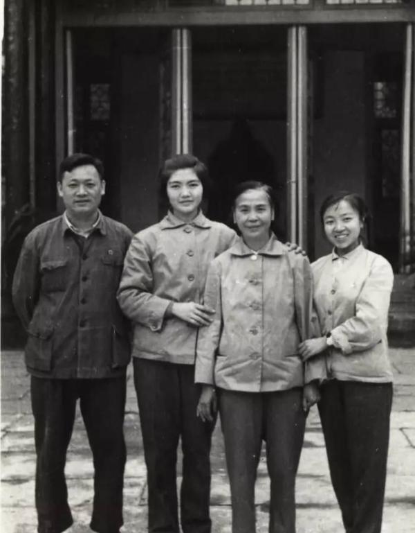 1979年，贺子珍来到301医院，入住手续刚刚办好	，便提出一个要求