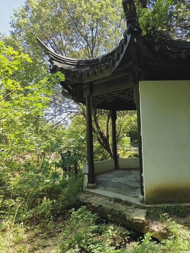 苏州山峦间的翡翠葫芦池，仙人泼洒出的奇景！