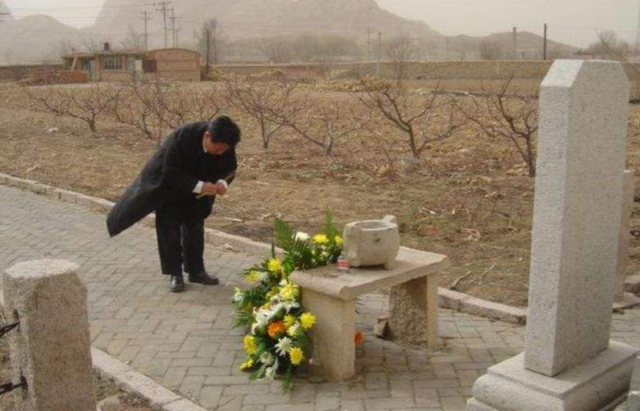 2007年沈阳大帅府门口，一台湾商人问售票员：我就不用买票了吧？