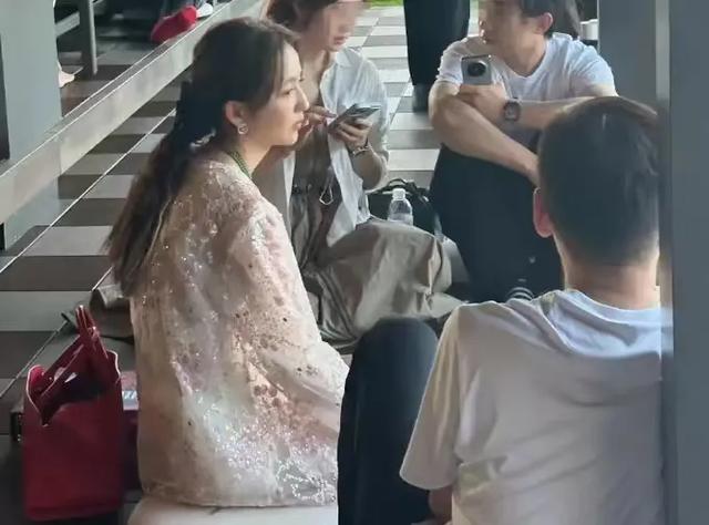 网友三亚偶遇佟丽娅，少女感穿搭吸睛，手部状态细节成焦点！