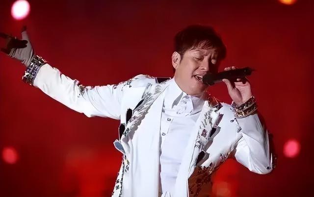 ​​“野生捕获”谭咏麟太容易！香港街头像邻家阿伯，毫无巨星架子