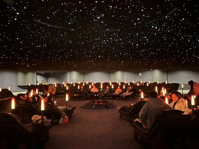 在三星堆躺着看展，真不是玩儿抽象