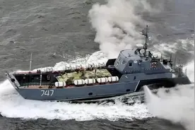 深夜奇袭2艘俄军登陆艇被命中：S-400远程猎杀，8架战机凌空爆炸图片