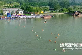 山西省铁人三项系列赛（运城站）暨芮城圣天湖公开水域游泳比赛举行图片