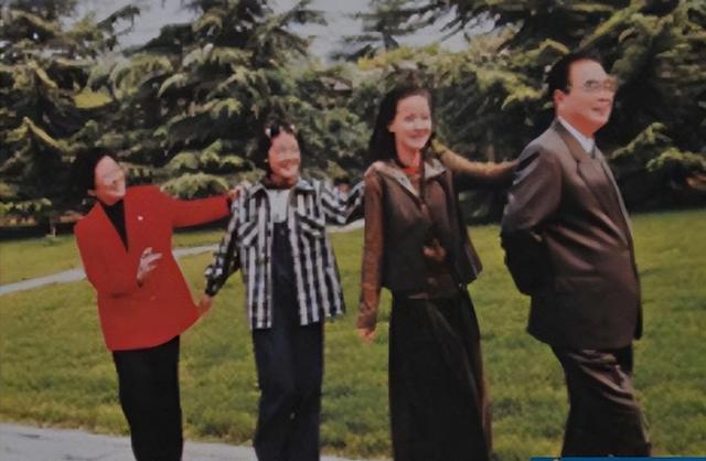 李鹏总理年轻时有多帅？1959年在吉林留影，31岁玉树临风气质不凡