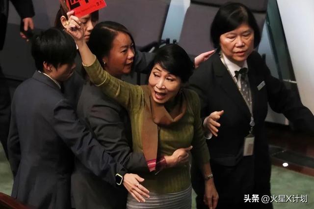 苍天饶过谁！拒唱国歌否认中国籍，俩儿子落户国外，她现状如何？