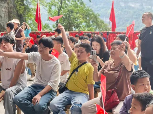 神奇溶洞风光+音乐节 九龙洞景区国庆长假备受游客青睐