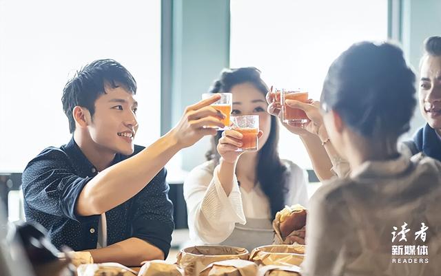 丈母娘问我妈退休金多少，我刚想说8000，老婆踢我一脚，说：婆婆退休金只有1000，我们每月还得接济她……