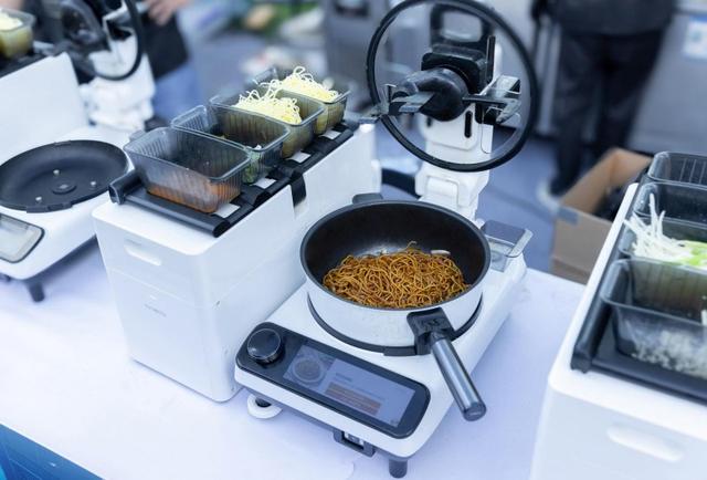 炒菜机器人“智”胜关键：科沃斯集团旗下添可食万重塑餐饮新生态