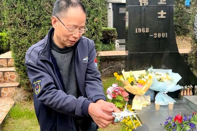 南海撞机王伟成功跳伞，为何10万人没找到他？时隔20年谜团揭开