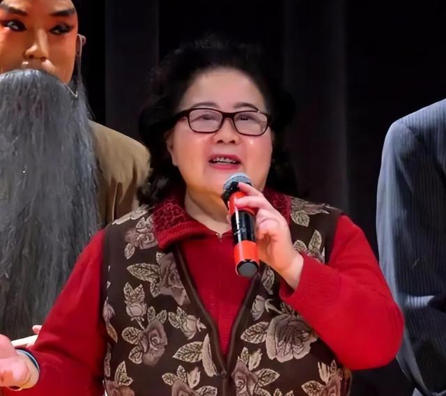 吃里爬外，永不回国？她带领30名演员选择留美，如今年过花甲归来