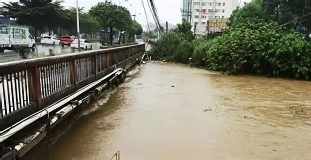 紧急！三亚全城停摆！台风“剑鱼”红色预警，五停一关全面启动！