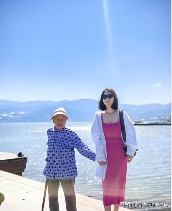 云南女孩四岁被奶奶赶出家门 外婆养大她 如今带88岁外婆北京看升旗