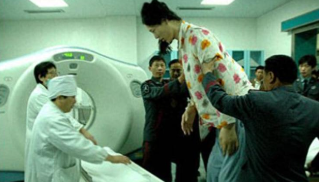 世界第一女巨人来自中国安徽，穿78码的鞋子，一顿饭吃六碗炒面