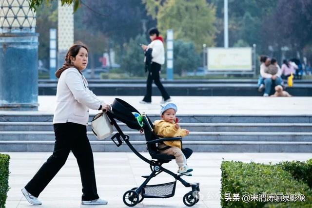 陕西渭南：天晴了 高新区时代广场秋色盎然
