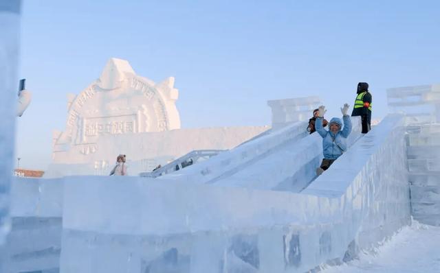 哈尔滨冰雪大世界滑梯全攻略，“滑”不多说，直接开整！