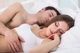 女子失恋和闺蜜喝醉后找渣男睡觉，男子叫上朋友轮番与其发生关系图片