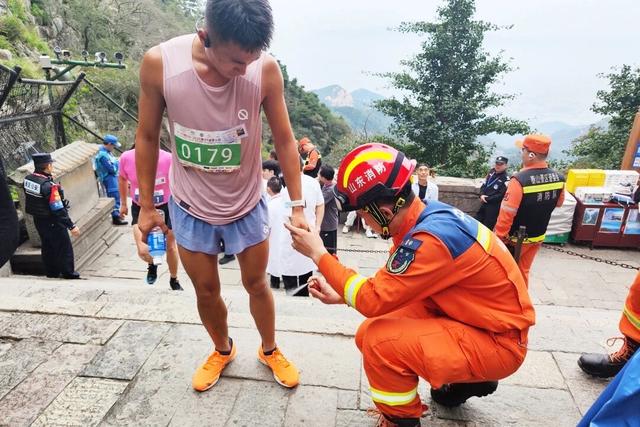 第39届泰山国际登山比赛鸣枪开跑，“火焰蓝”全程守护保平安