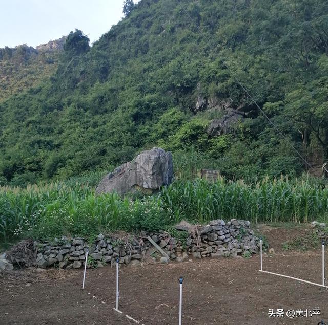 广西南宁市隆安县二级公路边的古文物，明朝知县姚居易酒后的佳作