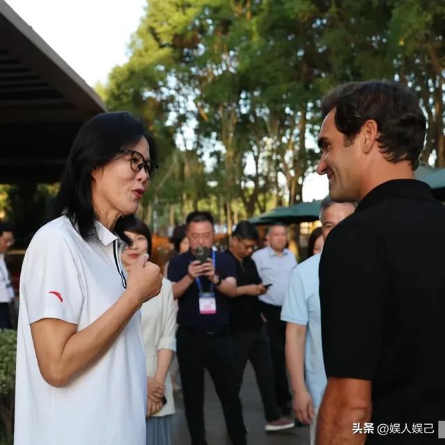 65岁的郎平在上海偶遇网球天王费德勒，合影时，两人状态都超棒！