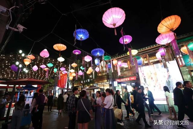 从戏宴到狂欢！昆明夜晚的正确打开方式来啦，逛吃玩住一站式搞定