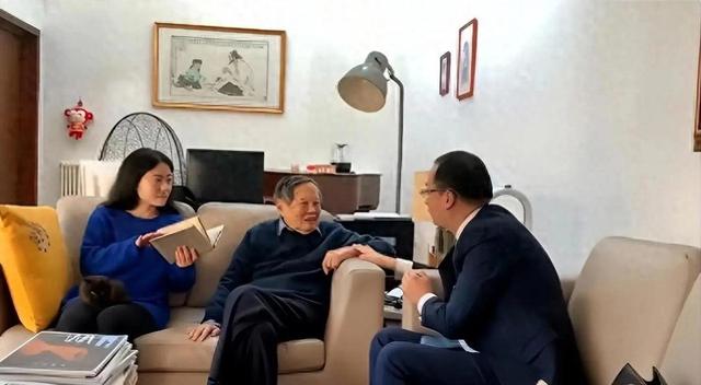 2021年，99岁杨振宁与72岁岳母罕见出镜	，北京家中留影，翁帆胖了