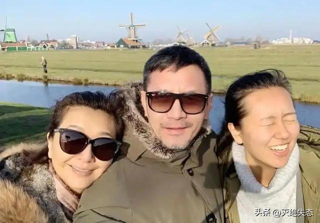 明星去掉滤镜后	，秦海璐“秃顶”，刘亦菲牙黄，宋祖英老到没认出