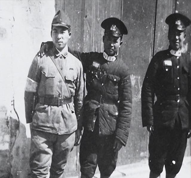 抗战时，一汉奸夜审地下党，拷打一半时忽发现，对方竟是自家亲戚