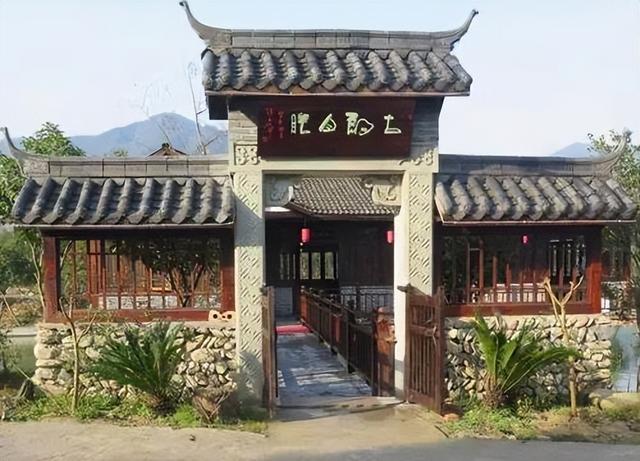 游客称自己年过65岁欲免票入宜春一景区遭拒，当地：免票政策不包含65岁以上老人