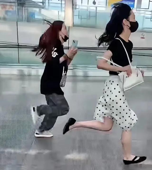 机场偶遇宋轶飞奔，莫不是要错过飞机了？第一次见美女跑这么快