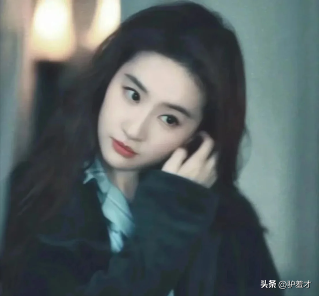 一场香港大火，让大家看清38岁刘亦菲的“真面目”，赵立坚说对了