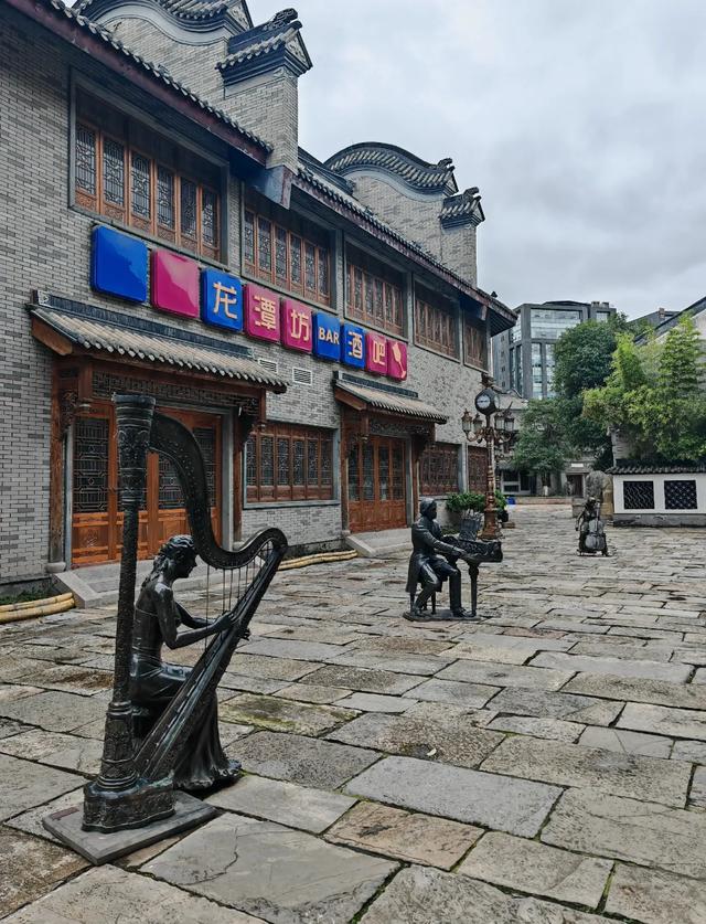 成都这古镇花20个亿修得比市中心还好，怎么反倒把魂弄丢了呢？