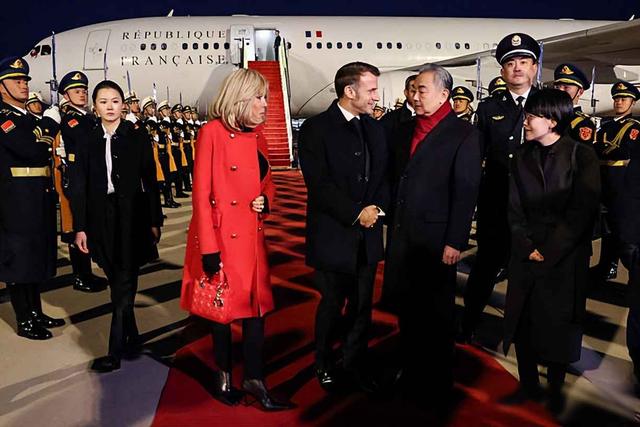 72岁法国第一夫人刚抵达北京就把人美翻！红色大衣配戴妃包，好美